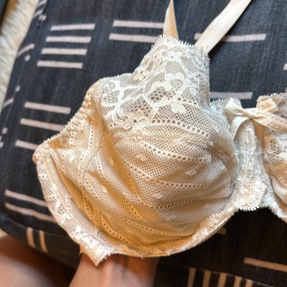 Chantelle Lace Underwire Bra - Cream - Picture 16 of 17
